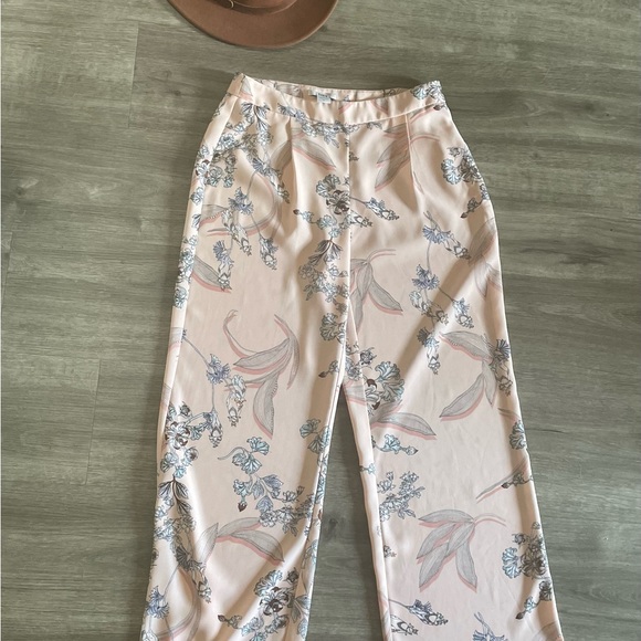 Beautiful pleated Barr II floral printed wide leg pants! Size 2. - Picture 2 of 3